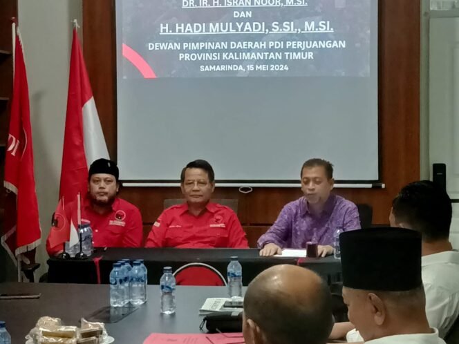 
					Hadi Mulyadi (Batik) bakal calon wakil gubernur Kaltim saat mengembalikan formulir pendaftaran ke DPD PDI Perjuangan Kaltim