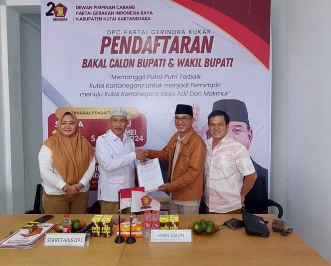 
					Alif Turiadi (Jaket Coklat) saat mengembalikan formulir pendaftaran di DPC Gerindra Kukar 