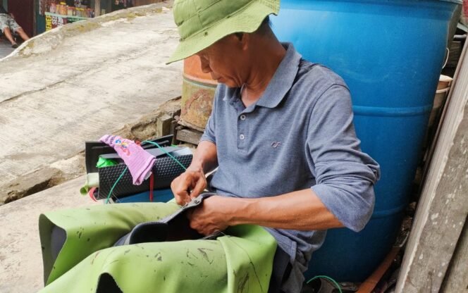 
					Kisah Mansur Asal Garut, Dari Lorong ke Lorong Menyusuri Samarinda Menawarkan Jasa Sol Sepatu