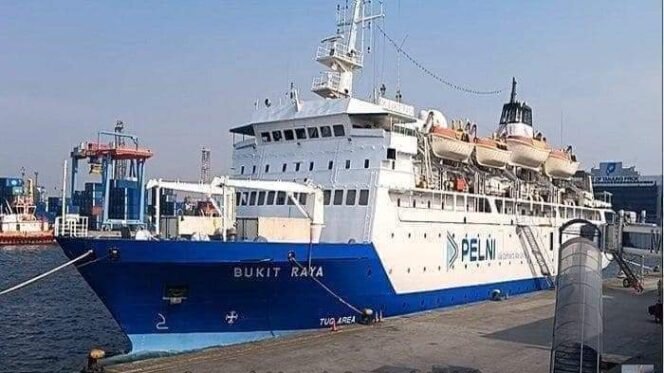 
					Sebuah kapal saat bersandar di pelabuhan Semayang Balikpapan 