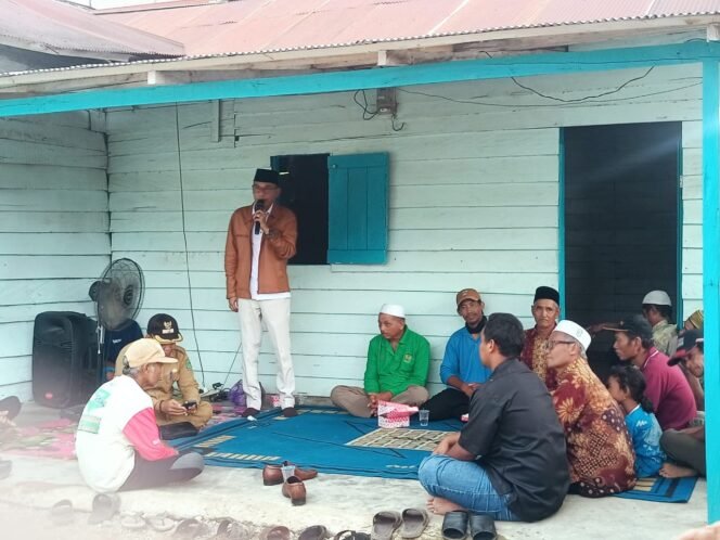 
					Wakil Ketua DPRD Kutai Kartanegara, Alif Turiadi saat mengunjungi warga di desa Teratak, Kecamatan Muara Kaman, Kutai Kartanegara.