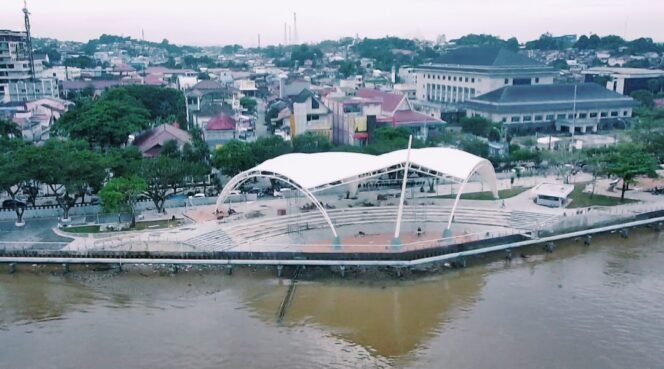 
					Teras Samarinda icon baru Tepian Mahakam yang berada di kawasan depan Kantor Gubernur Kalimantan Timur