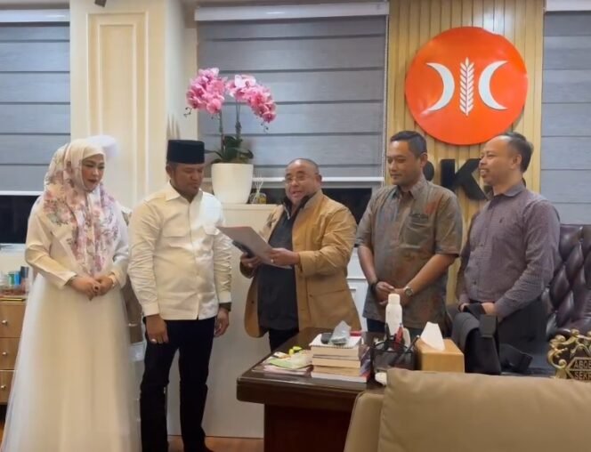 
					Bakal Pasangan Calon Gubernur dan Wakil Gubernur Kaltim, Rudy Mas'ud - Seno Aji saat menerima rekomendasi dukungan dari DPP PKS 