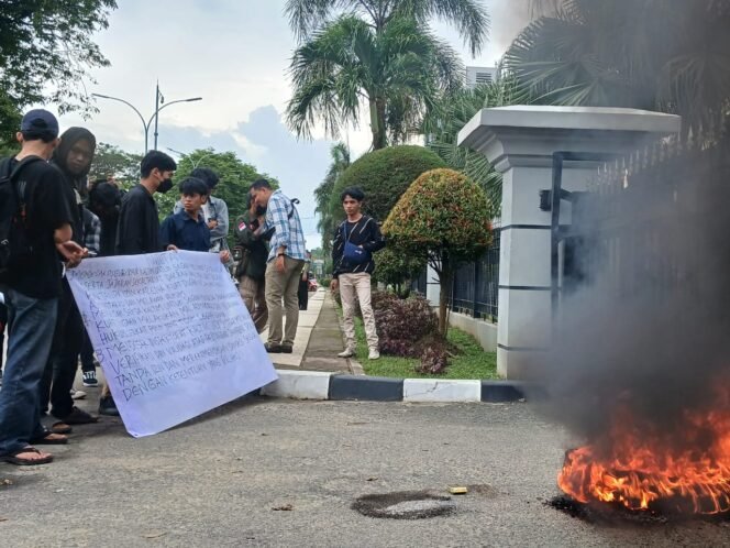 
					Aksi yang dilakukan Aliansi Mahasiswa Peduli Lingkungan Kalimatan Timur (AMPL-KT) di depan kantor gubernur Kalimantan Timur, sehubungan dengan maladministrasi perjalanan dinas pejabat Pemprov Kaltim/ Foto: HO