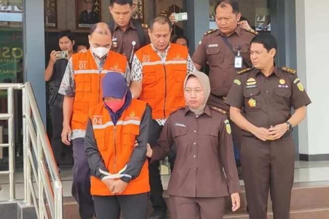 
					Tiga tersangka kasus penggelapan dana di RSUD AW Sjahranie Samarinda saat diamankan tim Kejaksaan Tinggi Kaltim/ Foto: HO