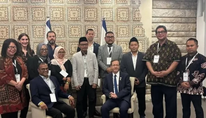 
					Foto bersama dengan Presiden Israel yang dilakukan beberapa anggota NU/ Foto: Radar Sitobondo