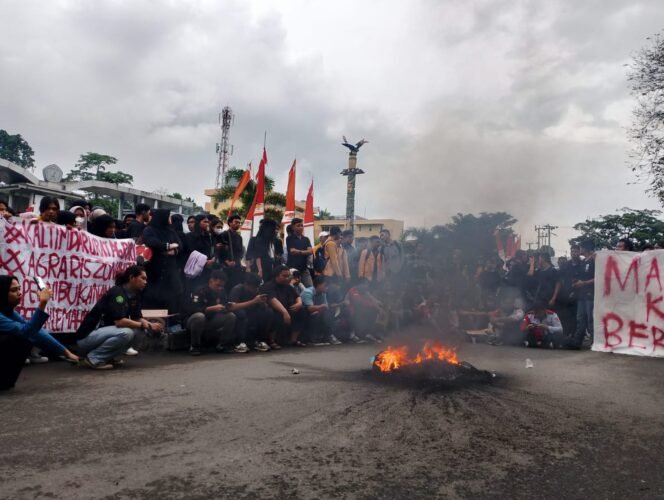 
					Aksi massa menolak keputusan Baleg DPR RI yang merevisi UU Pilkada/ Foto: fasenews.id