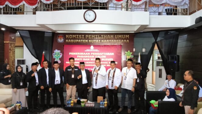 
					Pasangan AYL- AZ Resmi Mendaftar Sebagai Calon Bupati di KPU Kukar/ Fasenews.id