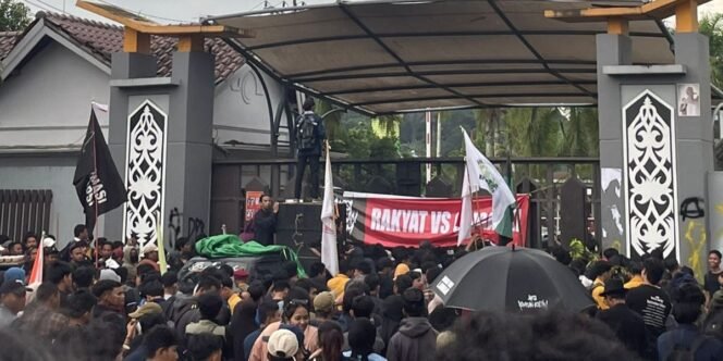 
					Aksi demo mahasiswa di depan kantor DPRD Kaltim pada Senin (26/8/2024)/ Foto: fasenews.id