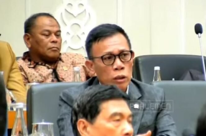 
					Masinton Pasaribu Melakukan interupsi dalam rapat kerja pengambilan keputusan RUU Pilkada/ Foto: IST