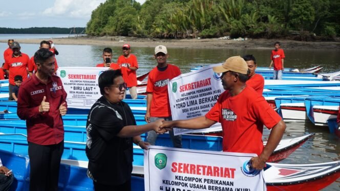 
					Foto: Nelayan di Kecamatan Muara Badak Menerima Bantuan dari wakil bupati Kukar, Rendi Solihin/ Foto: HO