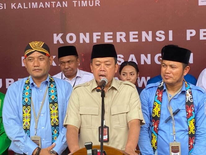 
					Foto: Nusron Wahid didampingi bakal pasangan Calon Gubernur dan wakil Gubernur, Rudy Mas'ud - Seno Aji memberi keterangan pers usai mendaftar di KPU Kaltim/ Foto: fasenews.id