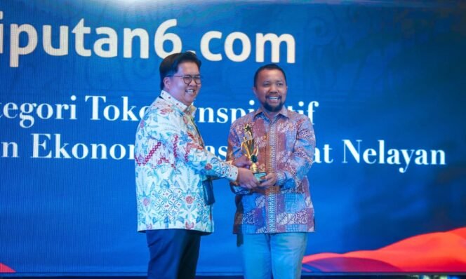 
					Foto: Rendi Solihin saat menerima penghargaan pada malam 