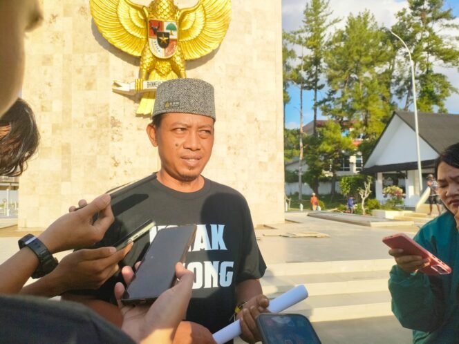 
					Pihak dari Relawan Kotak Kosong saat diwawancara di TMP Samarinda, Sabtu (2/8/2024)/ Foto: Fasenews.id