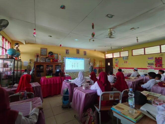 
					Foto : Sekolah negeri yang saat ini banyak keluhkan melonjaknya harga buku paket-LKS setiap tahunnya/ Foto: Fasenews.id