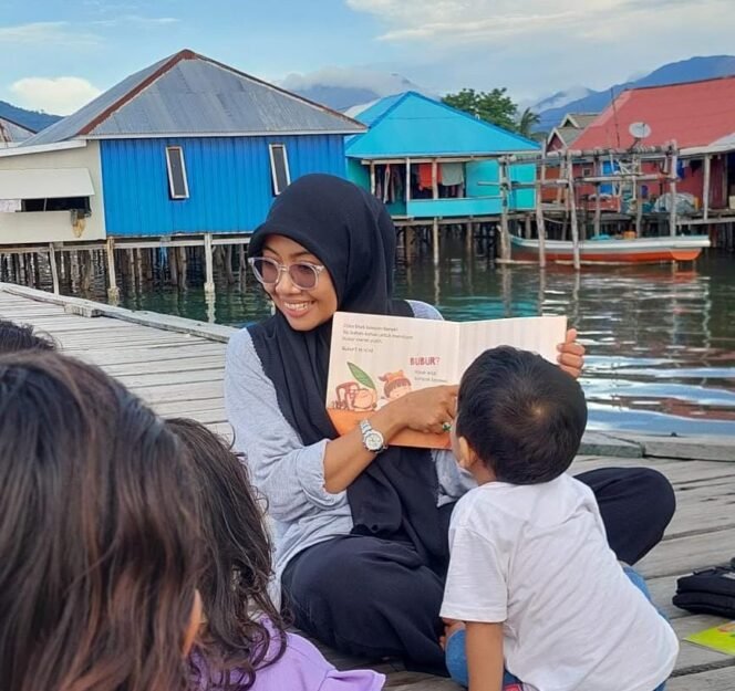 
					Foto: Syamsiah, penggagas Rumah Baca Laica Abbacaang bersama anak suku Bajau/ Foto: fasenews.id