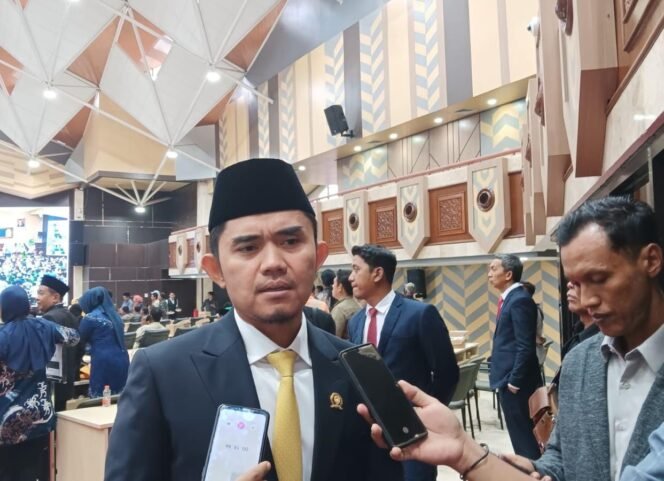 
					Foto: Andi Satya Adi dikonfirmasi usai pelantikan anggota DPRD Kaltim/ Foto: fasenews.id