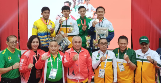 
					Foto bersama usai pengalungan medali ke atlat gulat Kaltim/ Foto: HO