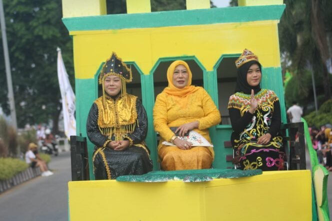 
					Pawai Ta'aruf Musabaqah Tilawatil Qur’an (MTQ) Nasional ke-30 tahun 2024 berlangsung meriah, Sabtu (07/09/24) di kota Samarinda/ Fasenews.id