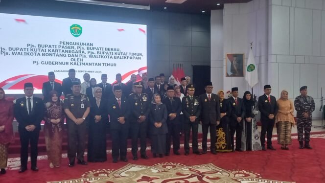 
					Foto bersama usai pengukuhan Pjs 6 Kabupaten/ Kota di Kaltim/ Foto: fasenews.id