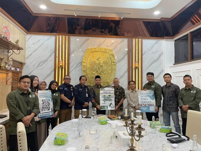 
					Kaum Muda bersama Institut Hijau Indonesia, Saat Menggelar Audensi Dengan Komisi Pemilihan Umum Republik Indonesia/ Foto: HO