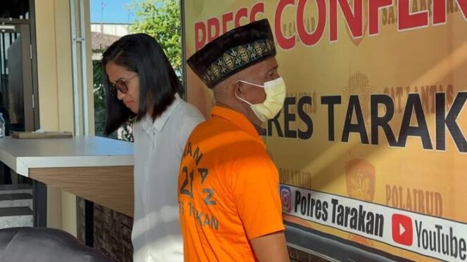 
					Pelaku saat diamankan pihak kepolisian/ Foto: IST