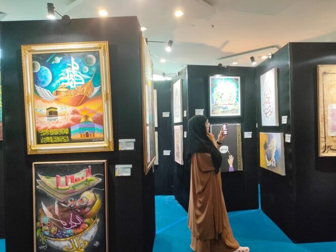 
					Pengunjung mengamati kaligrafi dalam Pameran Kaligrafi Internasional pada MTQ Nasional ke-XXX Expo di Convention Hall, Gelora Kadrie Oening, Samarinda/ Foto: fasenews.id