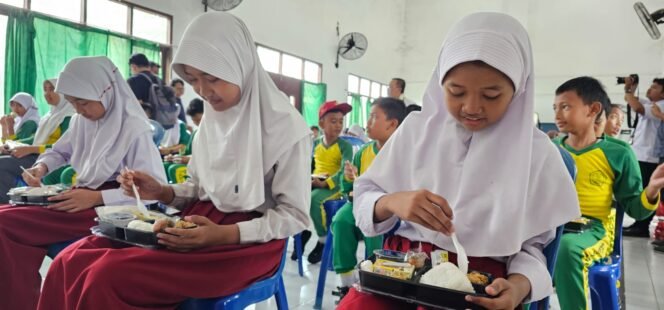 
					Siswa/i SD di Samarinda yang mendapatkan makan bergizi gratis dari DPP ADIL/ Foto: fasenews.id