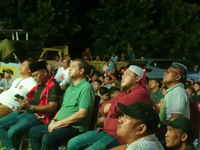 
					Hadi Mulyadi (Tengah), saat mengikuti Nonton Bareng Pertandingan antara Timnas Indonesia Melawan Australia, di Kantor DPC PDI Perjuangan Kota Samarinda/ Foto: Fasenews.id