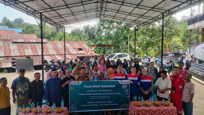 
					Foto bersama perwakilan Pertamina Patra Niaga Samarinda bersama warga di Jalan Anggur usai kegiatan FGD/ Foto: fasenews.id