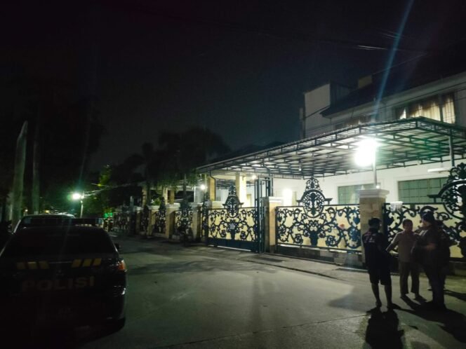 
					Suasana di depan rumah mantan gubernur Kaltim, Awang Faroek Ishak/ Foto: fasenews.id