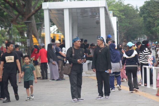 
					Moment Peserta pawai ta'aruf MTQ Nasional memanfaatkan teras Samarinda untuk beristirahat/ Foto: fasenews.id