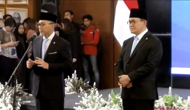 
					Budi Santoso (kanan), Hadir dalam Serah Terima Jabatan Menteri Perdagangan dengan Zulkfli Hasan, Mantan Menteri Perdagangan (kiri)/Foto:Yt