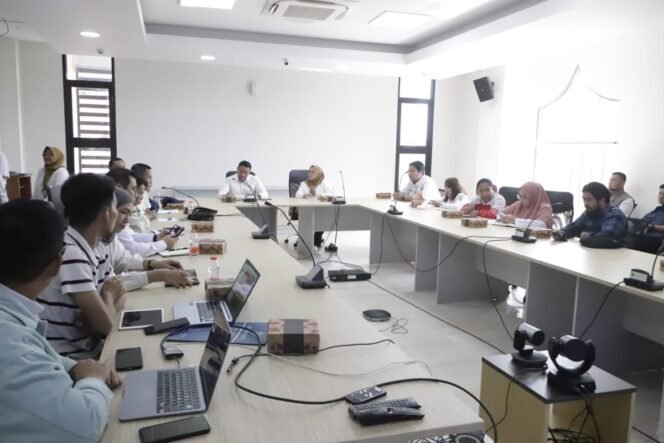 
					POTRETm - Suasana rapat persiapan Event Mahakam Fun Run 2024 di Kantor DPMPD Kaltim/Foto: Fasenews.id