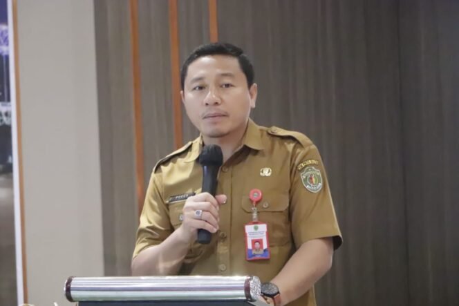 
					Kepala Dinas Pemeberdayaan Masyarakat dan Pemerintah Desa (DMPD) Kaltim, Puguh Harjanto Menyampaikan Sambutan/Foto: Fasenews.id