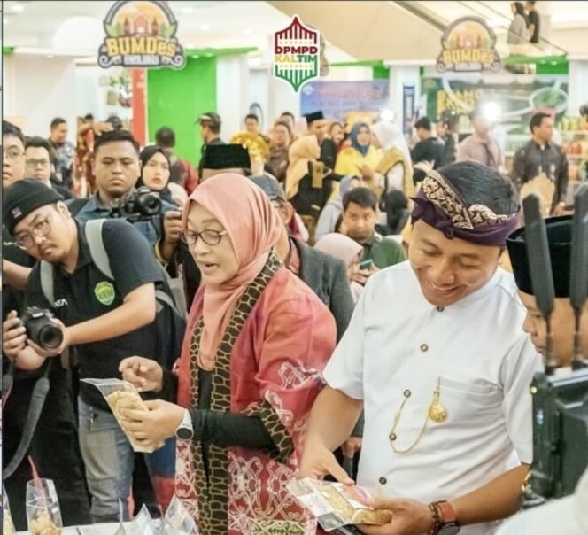 
					Sekprov Kaltim Sri Wahyuni didampingi Kepala DPMPD Kaltim, Puguh Harjanto saat melihat produk di Bumdes Expo/Foto: IST