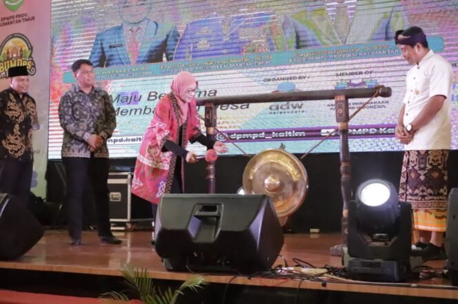 
					Sekda Kaltim, Sri Wahyuni saat Membuka Acara Expo BUMDes 2024/Foto: Fasenews.id