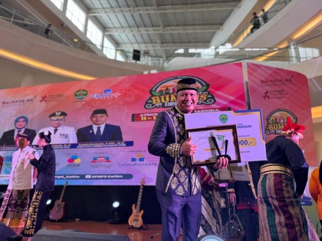 
					Kepala Desa Tapis, Dody Ismanu Menerima Penghargaan di Acara Anugerah Desa Membangun 2024/Foto: IST