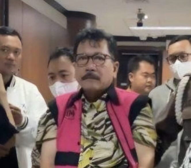 
					Potret mantan pejabat Mahkamah Agung (MA), Zarof Ricar mengenakan rompi  pink Kejaksaan Agung/Foto: HO