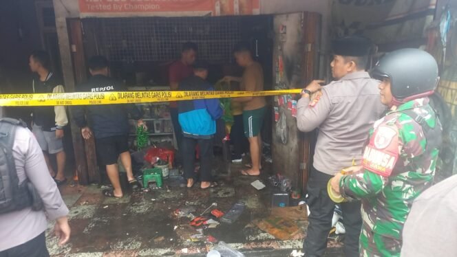 
					Foto : Pemasangan Police Line Oleh Pihak Kepolisian Guna Identifikasi Penyebab Kebakaran di Jalan KS. Tubun Gg. 8 RT.31 Kelurahan Dadi Mulya Samarinda, (Abdilah/fasenews.id)