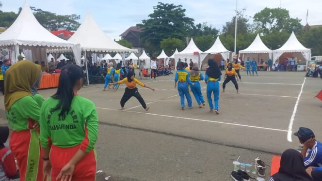 
					Lomba Cabor Enggrang diikuti oleh pelajar asal Samarinda di Tournamen piala Wali Kota pada Jumat (18/10/2024) di Lapangan Parkir GOR Segiri Samarinda/ Fasenews.id