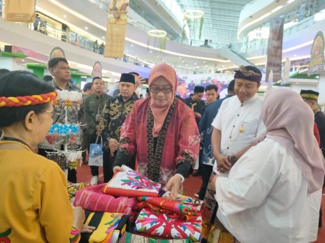 
					Sekprov Kaltim Sri Wahyuni didampingi Kepala DPMPD Kaltim, Puguh Harjanto saat melihat produk di Bumdes Expo/ Foto: fasenews.id