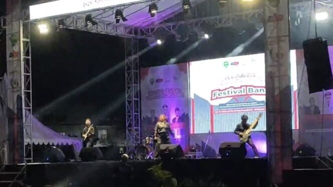 
					Potret Festival Band yang diadakan Dispora Kaltim di GOR Kadrie Oening lalu/ Foto: Fasenews.id