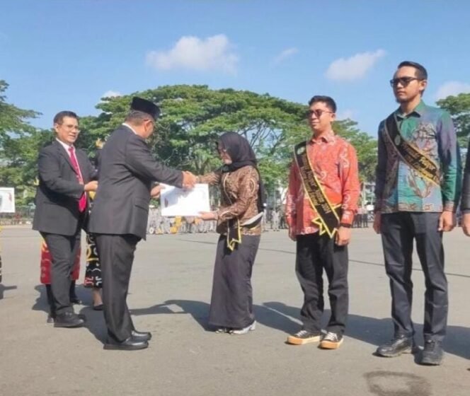 
					Potret Choliq Hidayah (tengah) akan menerima penghargaan Pemuda Pelopor Inovasi Teknologi/Foto: Fasenew.id