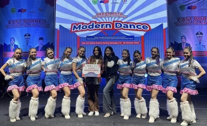
					Salsabila Risky (kiri) bersama Tim Modern Dance Scarecrow/ Foto: Instagram @scrsmansa