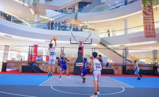 
					Suasana pertandingan Piala Gubernur 3x3 bola basket/ Foto: Instagram @pilgub3x3_kaltim