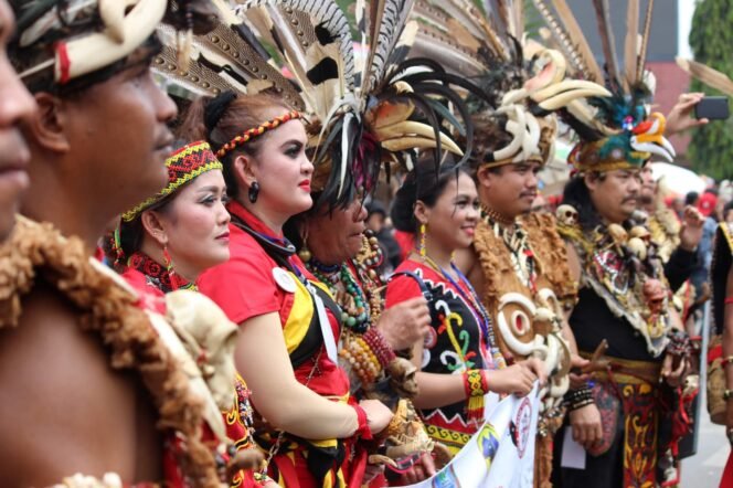 
					Agenda parade 1000 mandau masyarakat suku Dayak Kalimantan Timur/Foto: Fasenews.id