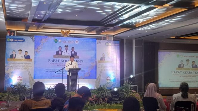 
					Puguh Harjanto, Kepala Dinas Pemberdayaan Masyarakat dan Pemerintahan Desa (PM-Pemdes) Kaltim memberikan sambutan dalam Rapat Kerja Teknis Pemberdayaan Masyarakat Hukum Adat untuk tahun 2024/ Foto: fasenews.id