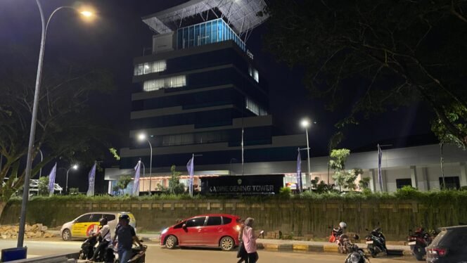 
					Suasana Gedung Kantor Dispora Kaltim di Malam Hari/FASENEWS.ID