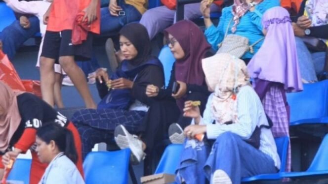 
					Suasana Penonton yang Memadati Tribun saat Pertandingan Hari Kedua Piala Gubernur Kaltim/IG: @pialagubkaltim
